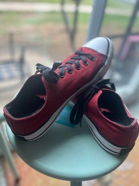 Men’s size 8 Classic All Stars Chuck Taylor’s Dark Red Black low tops